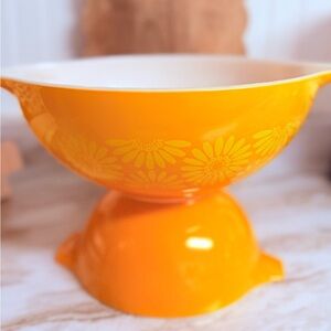 Vintage Pyrex large 4 qt Cinderella style mixing bowl in the Daisy pattern